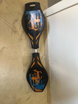 Patinete de dos ruedas negro y azul