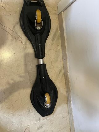 Patinete de dos ruedas negro y azul