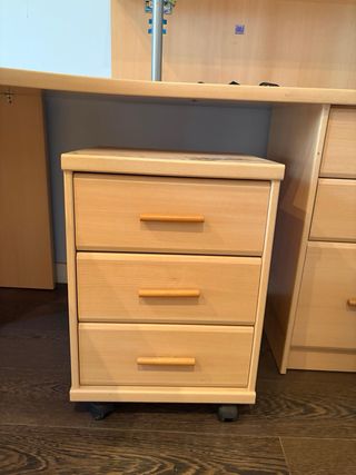 Escritorio juvenil con estanterías y cajoneras