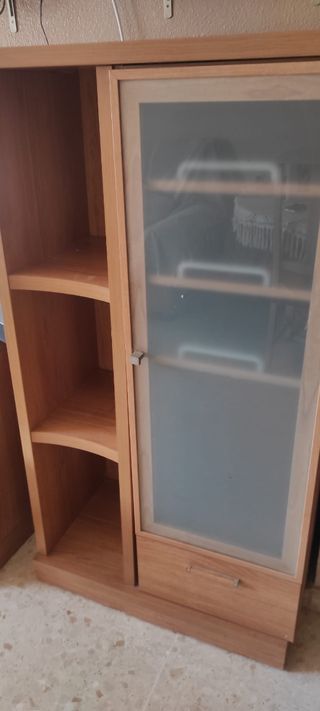 Estantería de madera con puerta de cristal