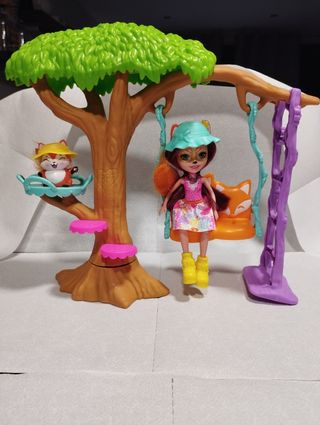 Muñeca Enchantimal con mascota y columpio árbol