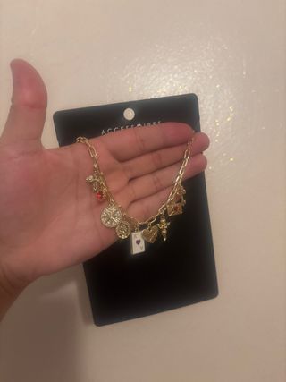 Collar dorado con dijes