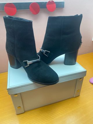 Botines de ante negro con estribos plateados