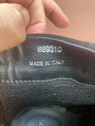 Botines de ante negro con estribos plateados