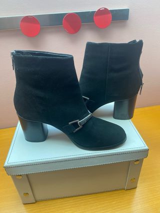Botines de ante negro con estribos plateados