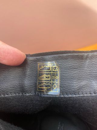 Botines de ante negro con estribos plateados