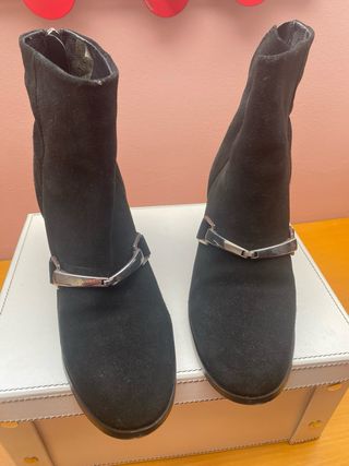Botines de ante negro con estribos plateados