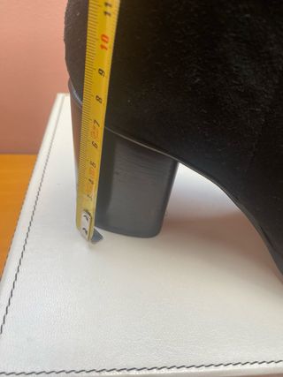Botines de ante negro con estribos plateados