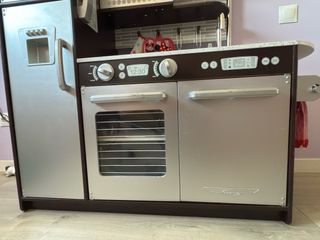 Cocinita de madera con accesorios