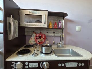 Cocinita de madera con accesorios