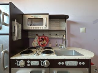 Cocinita de madera con accesorios