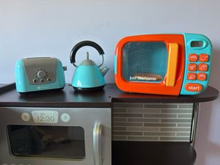 Cocinita de madera con accesorios