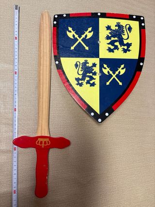 Espada y escudo de madera para niños