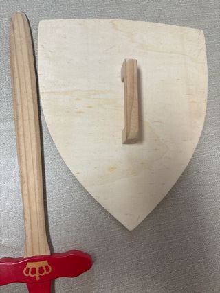 Espada y escudo de madera para niños