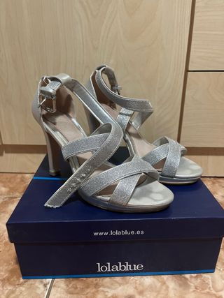 Tacones plateados de fiesta