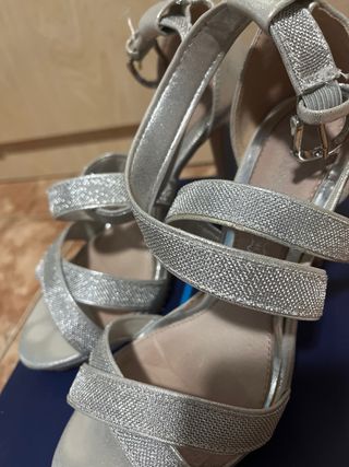 Tacones plateados de fiesta