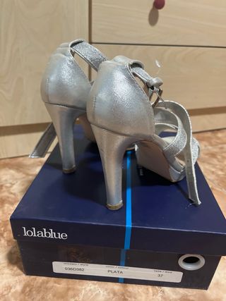 Tacones plateados de fiesta