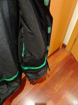 Chaqueta hombre negra y verde