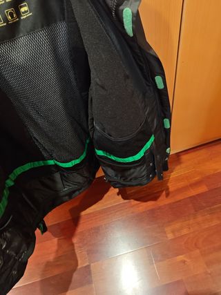 Chaqueta hombre negra y verde