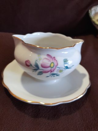 Salsera de porcelana con flores