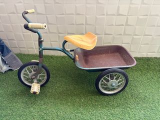 Triciclo antiguo con volquete