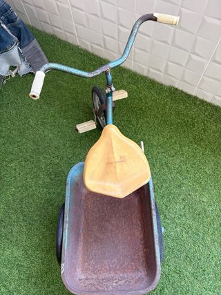 Triciclo antiguo con volquete