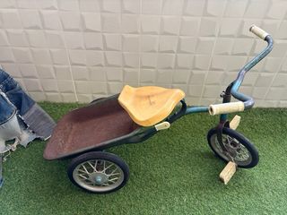 Triciclo antiguo con volquete