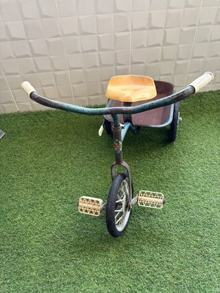 Triciclo antiguo con volquete