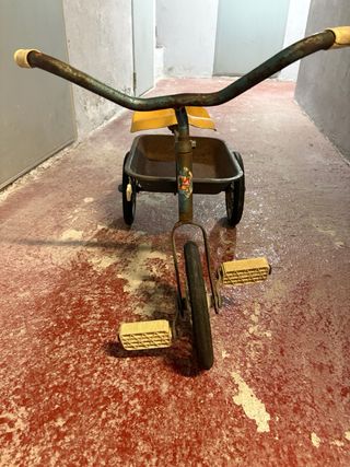 Triciclo antiguo con volquete
