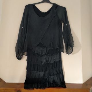 Vestido negro con volantes