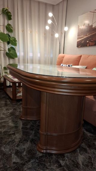 Mesa de comedor de madera y cristal