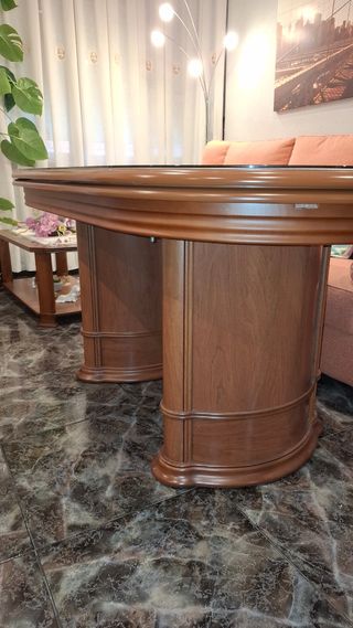 Mesa de comedor de madera y cristal