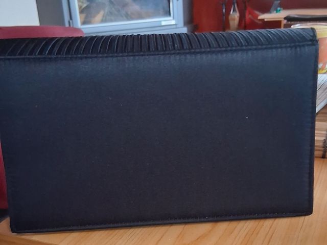 Bolso de mano negro con cadena