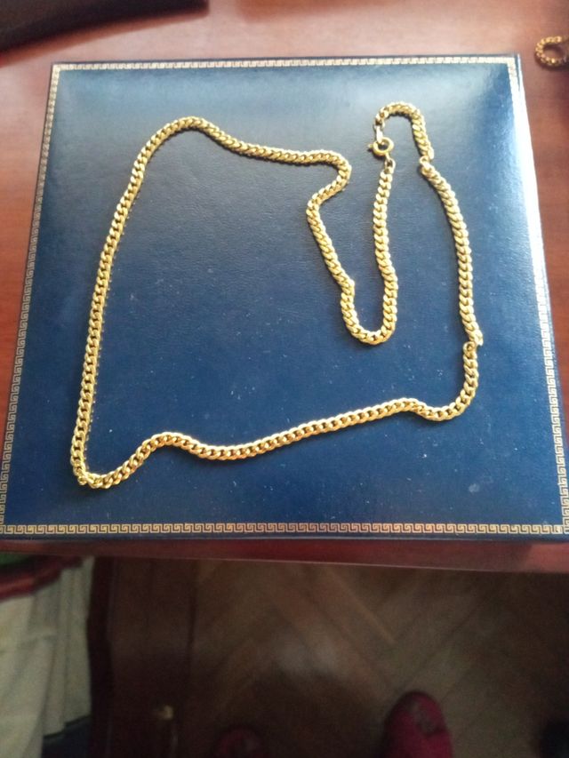 Cadena dorada eslabones curvos