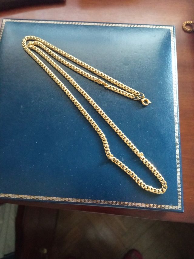 Cadena dorada eslabones curvos