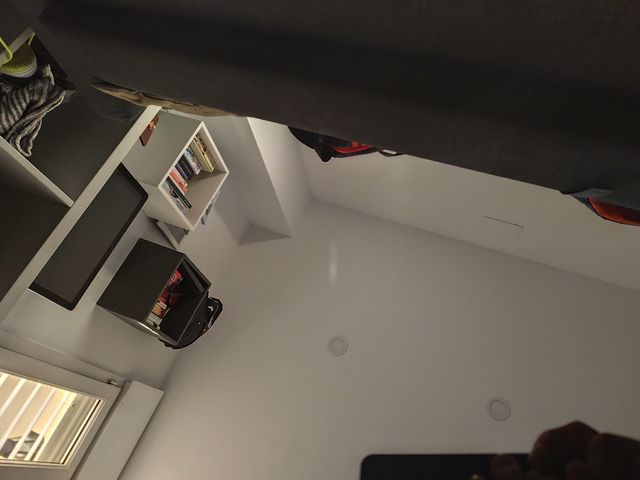 Mesa de cristal negra con detalles metálicos