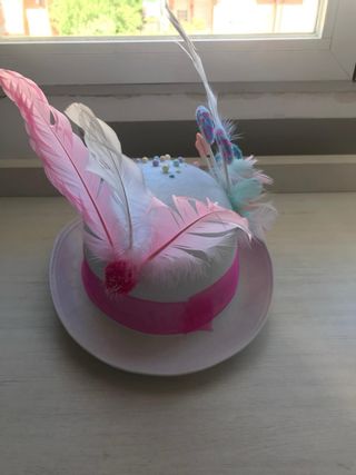Gorro decorado con plumas y mariposas