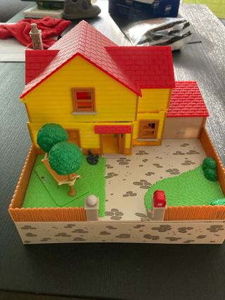 Casa di Paperino con personaggi Disney