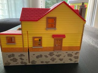 Casa di Paperino con personaggi Disney