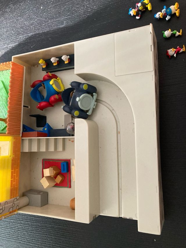 Casa di Paperino con personaggi Disney