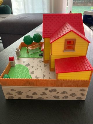 Casa di Paperino con personaggi Disney