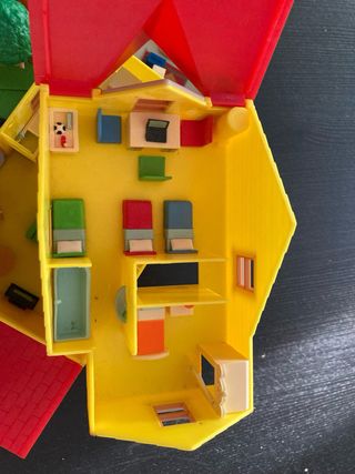 Casa di Paperino con personaggi Disney