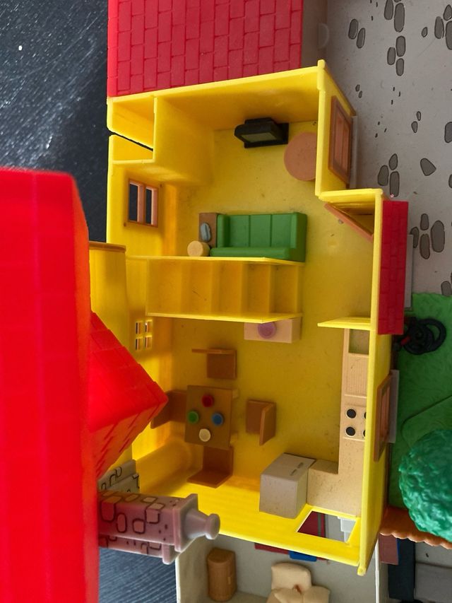 Casa di Paperino con personaggi Disney