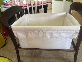 Minicunq beige con colcha. Colchón incluido