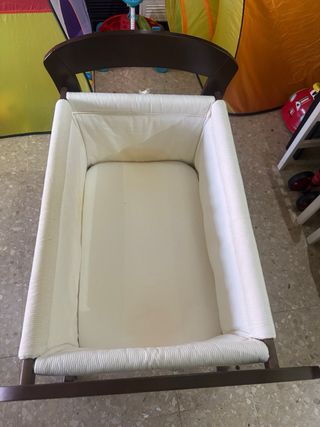 Minicunq beige con colcha. Colchón incluido