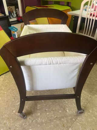 Minicunq beige con colcha. Colchón incluido