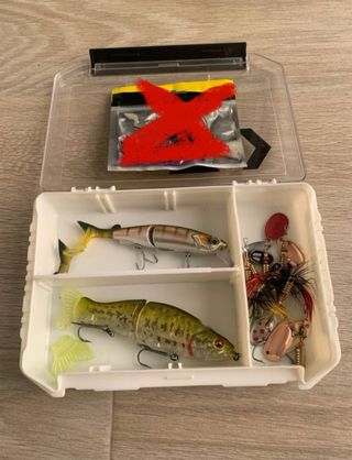 Lote: Pernera de pesca táctica militar + señuelos.