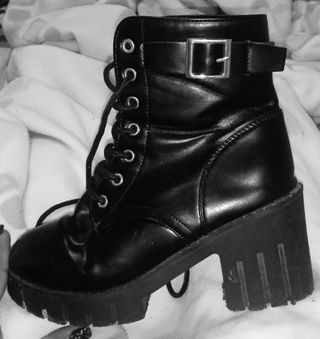 Botines negros con cordones y hebilla
