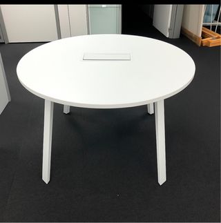 Mesa redonda oficina con pasa cables