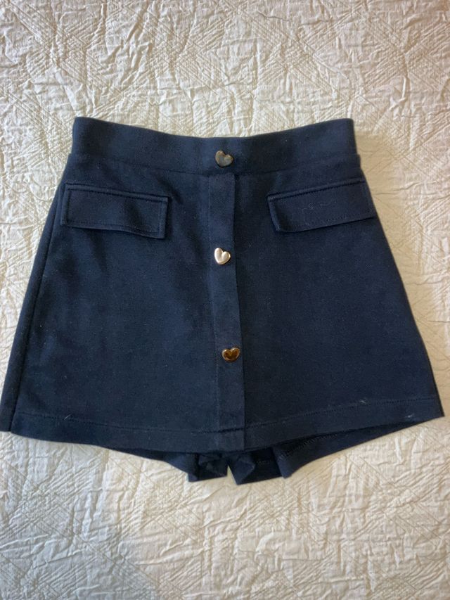 Falda corta Zara negra con botones corazón